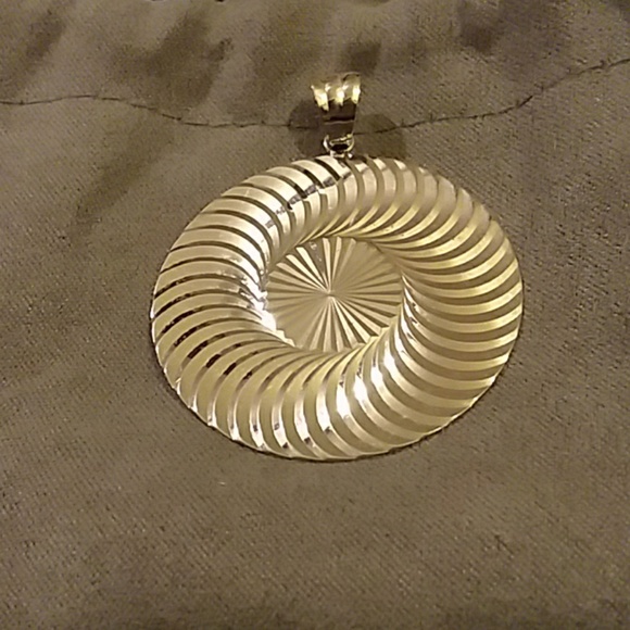 Optical Illusion Pendant - Picture 7 of 7